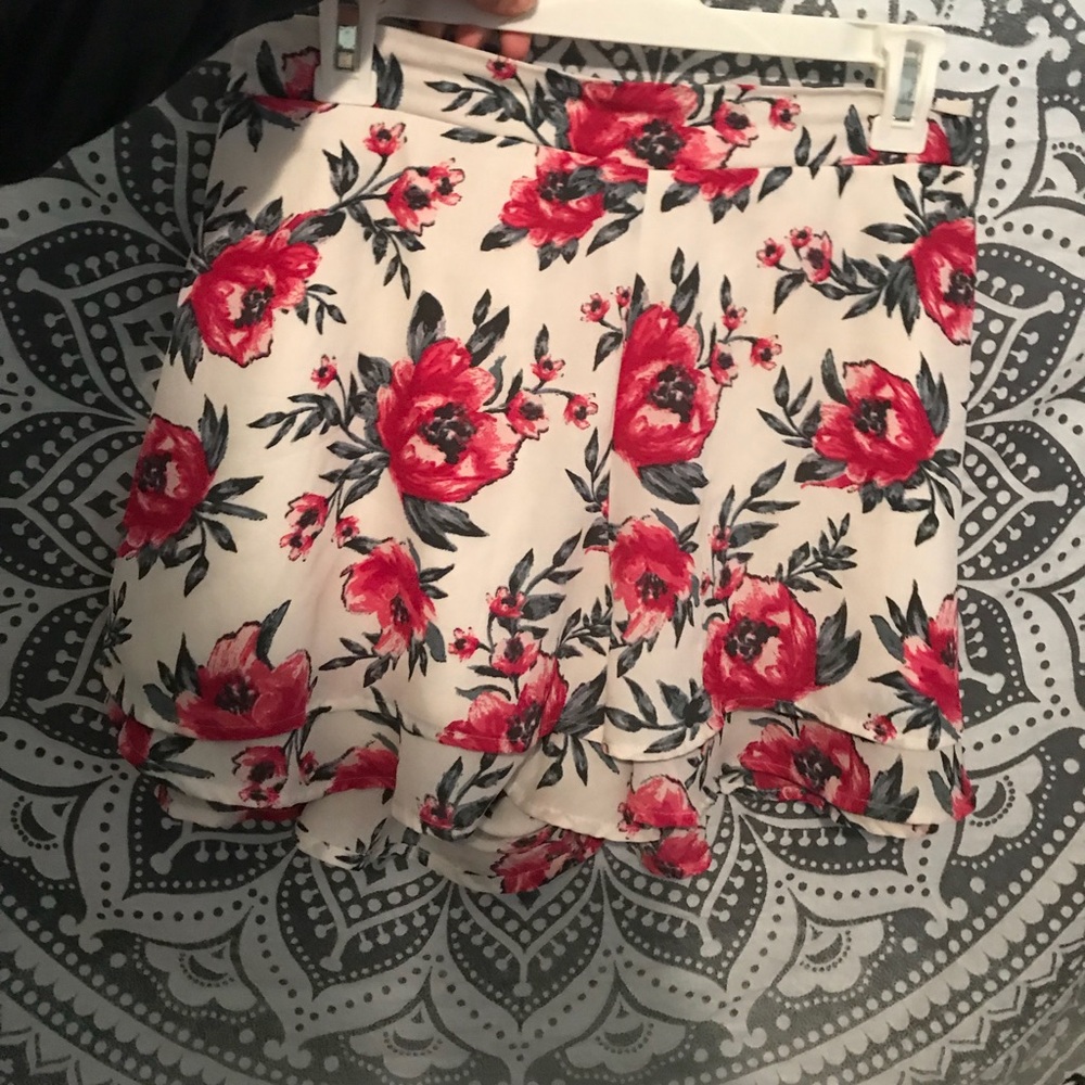Super cute rose detailed ruffled shorts